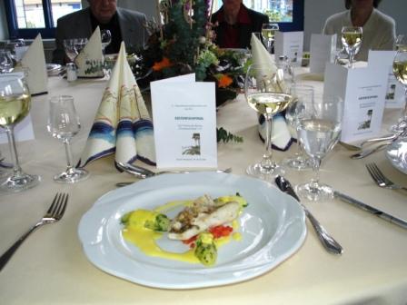 Auf der Haut gebratener Zander mit Ingwerschuppen, Safransauce, Paprikagemüse und Petersilienkartoffeln. Zu diesem Hauptgang wurde Auggener Pinot-Blanc serviert. Foto: Eckart Kreitlow